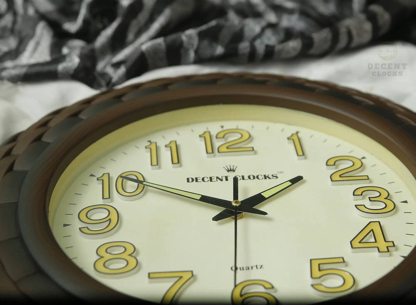Zoom-inof Cream_Brown_Glowing_wall-clock Dial